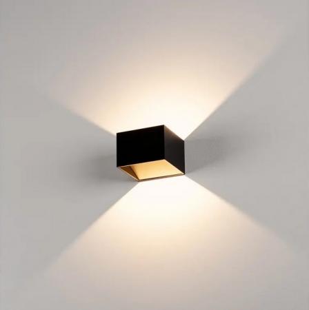 Würfelförmige minimalistische Wandleuchte LOGS in schwarz/gold inkl. warmweißer LED von SLV 151320