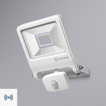 LEDVANCE Endura LED Außenstrahler mit Sensor 30W 3000K IP44 weiss