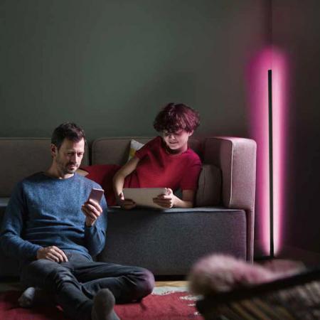 LEDVANCE SMART+ WIFI Corner Stehleuchte RGBW Farbwechsel speziell zur eindrucksvollen Eckenausleuchtung