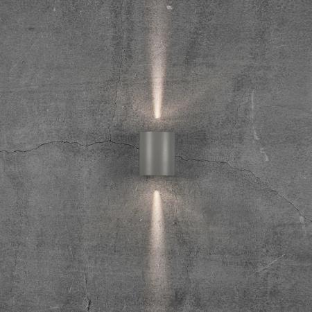 Einzigartige Lichtspektakel mit der Canto Innen- und Außenwandleuchte Up&Down aus Aluminium in grau