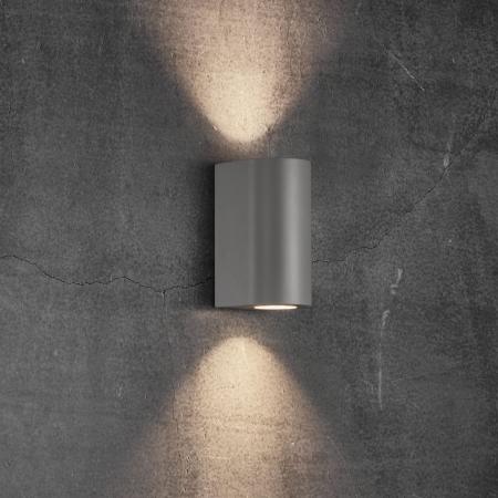 Moderne Fassadenbeleuchtung mit der Außenwandlampe Canto Maxi 2 Up&Down abgerundet aus Aluminium grau