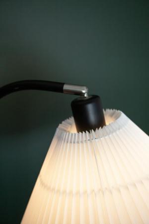 Halo Design MEDINA X Stehleuchte mit plissiertem Lampenschirm und schwarzem Lampenfuß