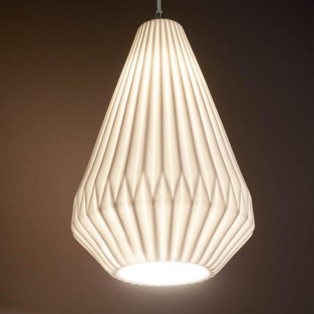 Vigor Pendelleuchte aus Keramik in Weiss mit ausdrucksstarker Licht-/Schattenwirkung Ø22cm von Fabas Luce