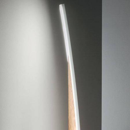 Cordoba LED Stehleuchte mit segelförmigem Eschenholz-Inlay dimmbar in Weiß von Fabas Luce