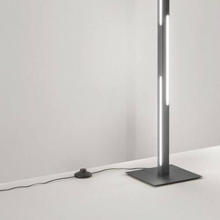 Ling LED-Stehleuchte im Vierkantrohrdesign dimmbar in Schwarz 165cm von Fabas Luce