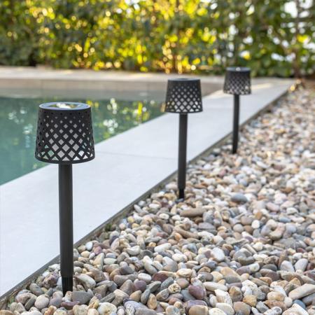 4 Stück New Garden GRETITA LED Erdspieß Leuchten Solar Akku Recycled Ocean Plastic in Schwarz