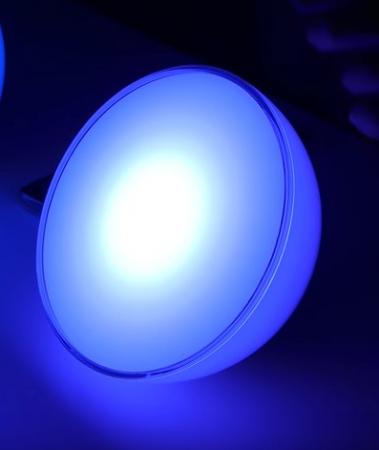 Philips Hue White and Color Ambiance LED Tischleuchte Bloom in Weiß