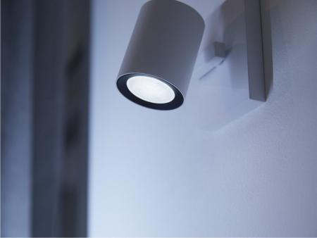 Philips Hue Warm White GU10 LED Leuchtmittel 4,3W wie 50W dimmbar Lichtfarbe 2.200 K - 6.500 K Bluetooth- und ZigBee steuerbar
