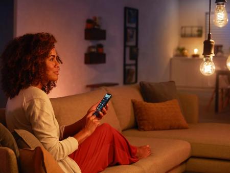 Philips Hue White E27 Filament ST72 Lampe 7W dimmbar 2100K warmweißes Licht - steuerbar via App, kompatibel mit Amazon Alexa