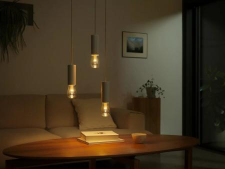 Philips Hue E27 White & Color Ambiance - ST72 Lampe Kolbenform RGBW - handgeblasen aus kristallklarem Glas