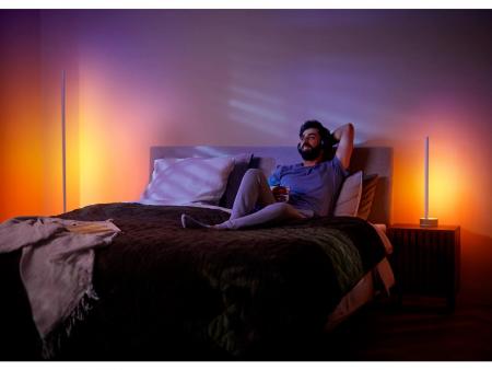 Philips Hue Gradient Signe Stehleuchte Oak in Weiß - minimalistisch & schlank