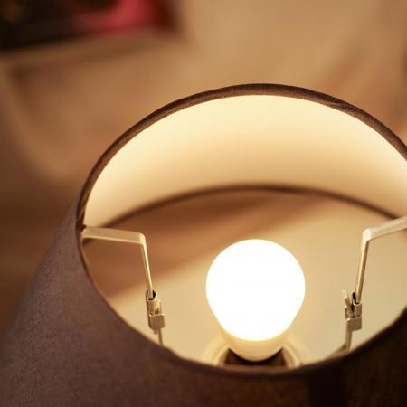 Philips LED Lampe Classic E27-Gewinde Warmweißes Licht 2700K 7W wie 60 Watt matt