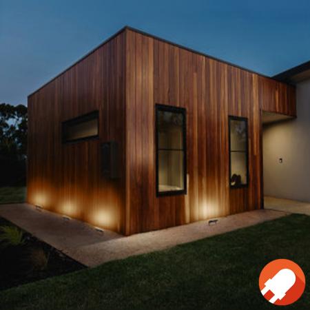 Schwenkbarer LEDVANCE LED Fluter 10 Watt  3000 K  warmweißes Licht für Haus Garage Garten