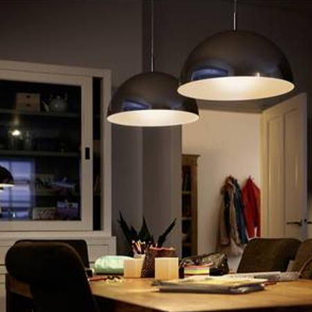 Besonders effiziente PHILIPS E27 LED Filament Lampe 4W = 40W 2700K warmweißes Licht - Beste Energie Effizienz Klasse