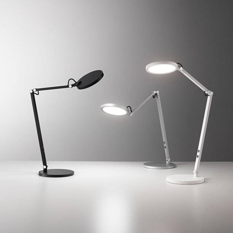 Regina LED Tischleuchte in Weiss mit flebxiblem Arm und Lampenkopf von  Fabas Luce