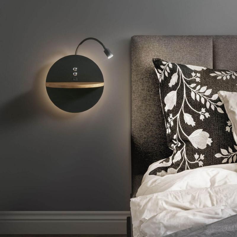 Dual LED Wand-Nachttischleuchte mit Holzablage, schwenkbarem Lichtarm, Backlight & USB von Fabas Luce