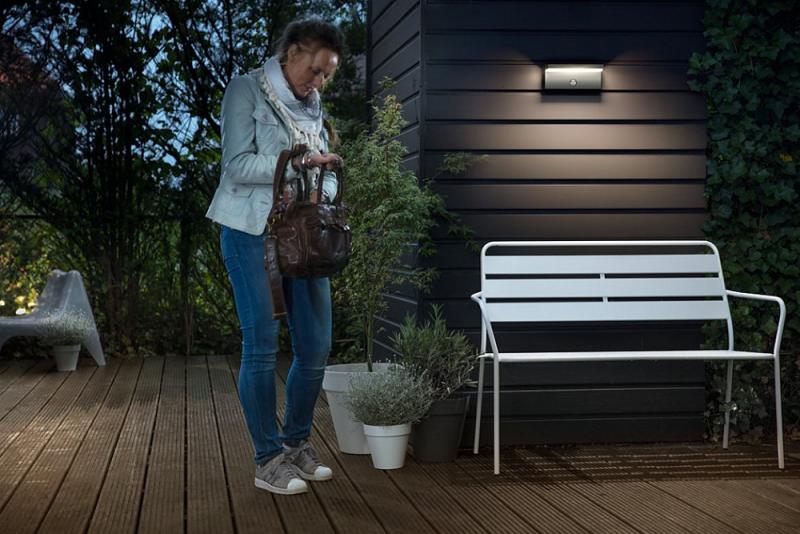 Philips myGarden LED Aussenwandleuchte Bustan in modernem Anthrazit mit Bewegungsmelder