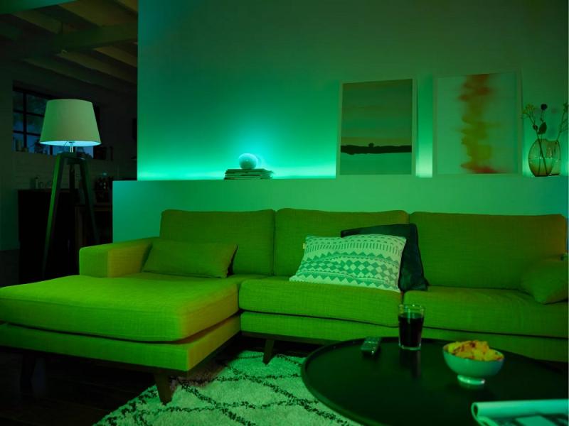 Philips Hue White and Color Ambiance Innen LIGHSTRIP Plus 2 Meter Basis Set Bluetooth oder ZigBee IP20