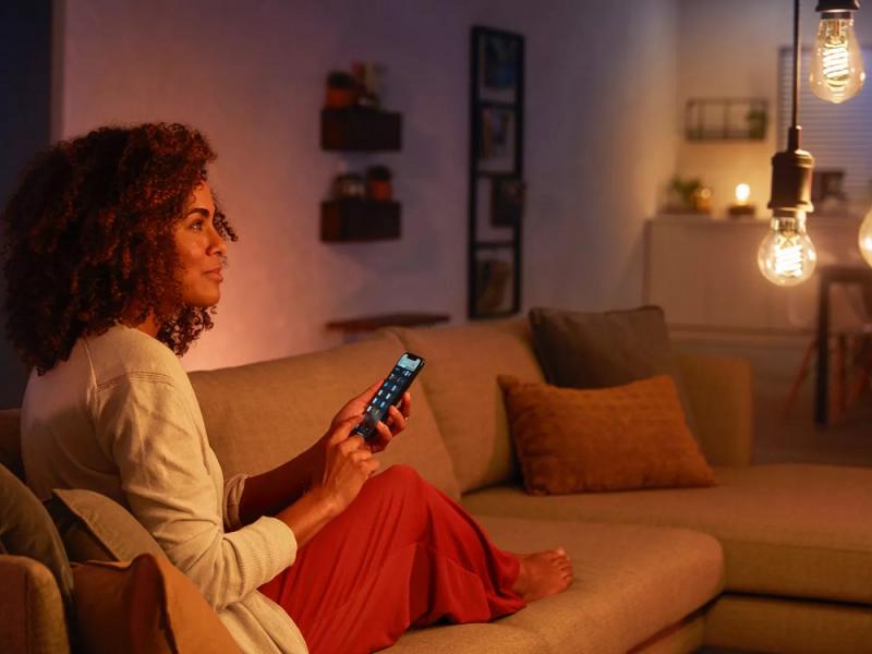 Philips Hue White E27 Filament ST72 Lampe 7W dimmbar 2100K warmweißes Licht - steuerbar via App, kompatibel mit Amazon Alexa