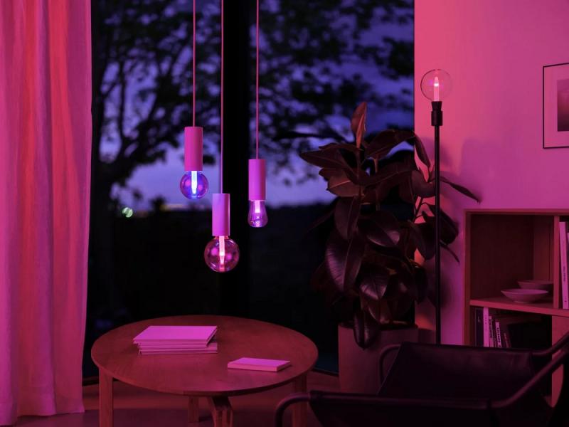 Philips Hue E27 White & Color Ambiance - ST72 Lampe Kolbenform RGBW - handgeblasen aus kristallklarem Glas