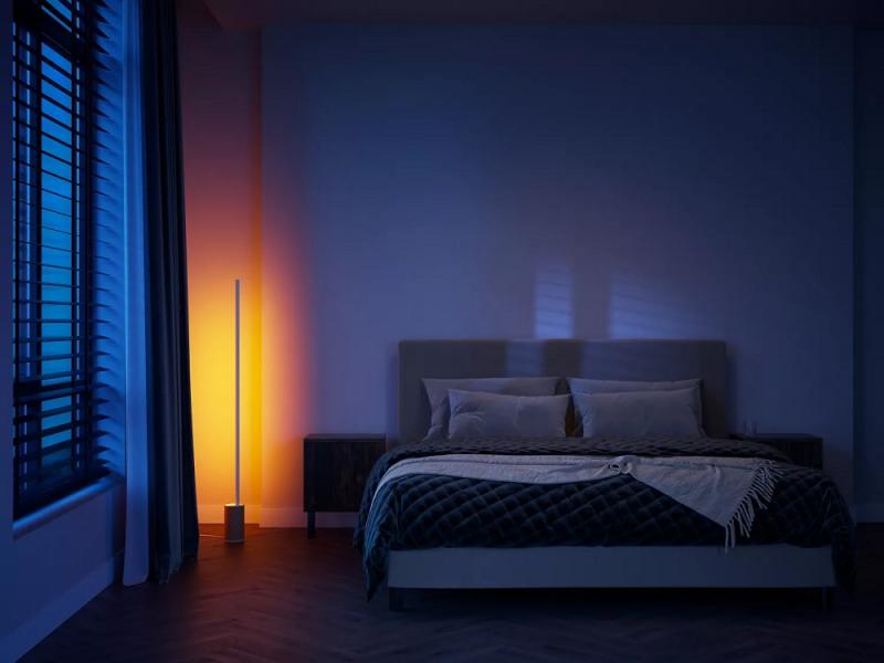 Philips Hue Gradient Signe Stehleuchte Oak in Weiß - minimalistisch & schlank