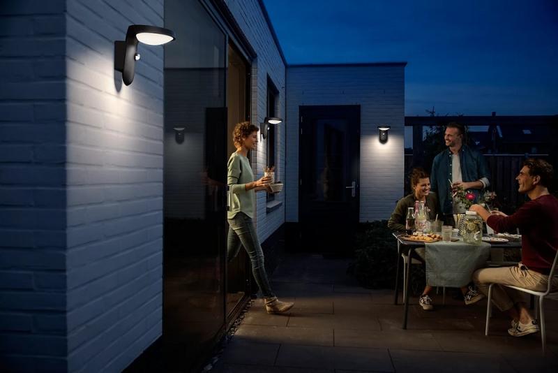 Philips Solar Wandleuchte Tyla in Anthrazit mit Bewegungsmelder und Dämmerungssensor warmweißes Licht