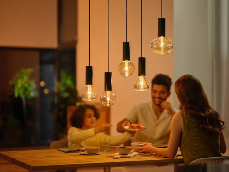 Philips Hue E27 White & Color Ambiance G125 - Smarte Lampe Weiß- und Farblicht - handgeblasenen aus kristallklarem Glas