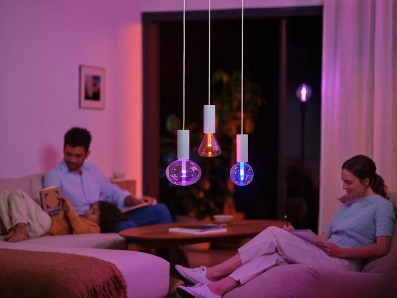 Philips Hue E27 White & Color Ambiance G125 - Smarte Lampe Weiß- und Farblicht - handgeblasenen aus kristallklarem Glas