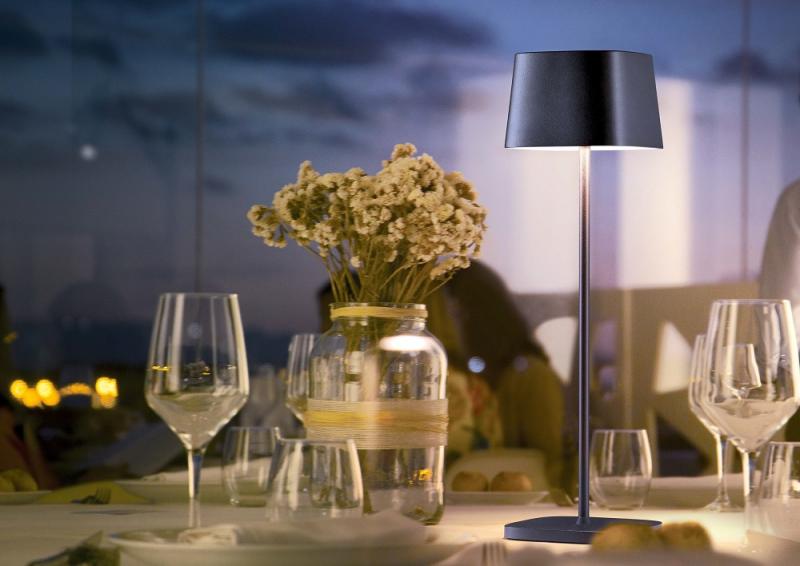 Minimalistische Helestra LED Akku Tischleuchte KORI für Innen & Außen mattschwarz