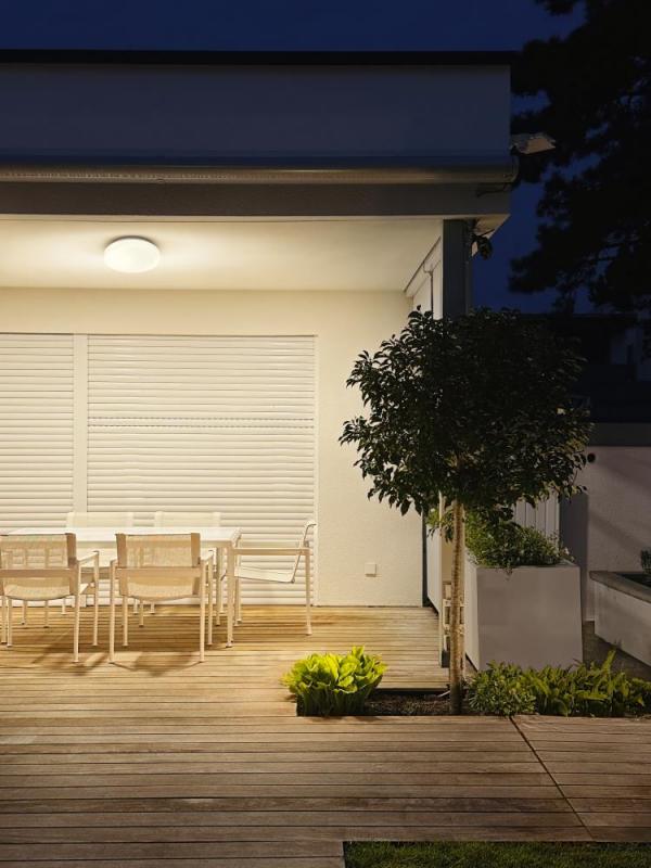 Ledvance Outdoor Deckenleuchte 325mm rund schlicht und in Weiß mit warmweißem Licht für den Hauseingang und die Terrasse/ den Balkon