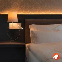Bett- und Leseleuchte SOMNILA in weiß mit warmweißem LED-Licht Version links inkl. USB Anschluss SLV 1003459
