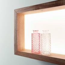 Window LED  Wandleuchte aus Eichenholz mit Ablagemöglichkeit von Fabas Luce